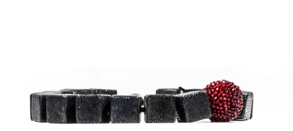 Collier mit RochenLederWürfel und roten Bestickungen – Bild 3